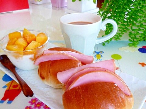 ロールサンドとヨーグルトの朝食♪